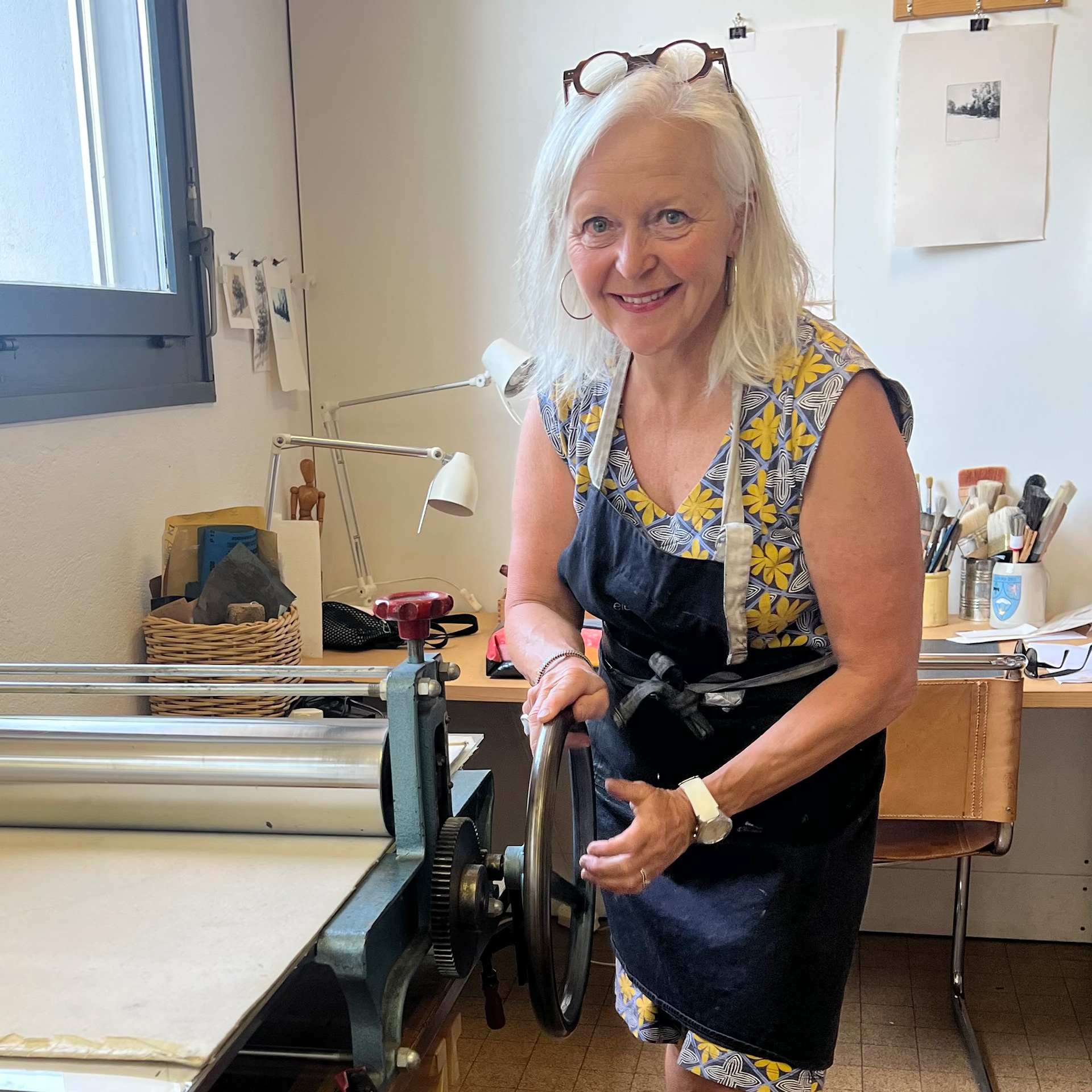 Patricia Maisch avec sa presse dans son atelier de gravure